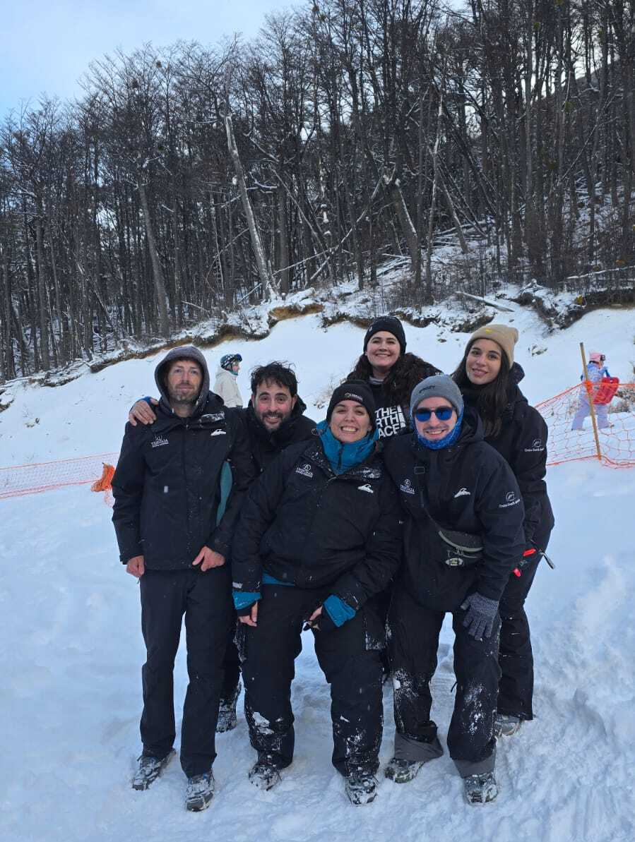 Foto equipo en la nieve