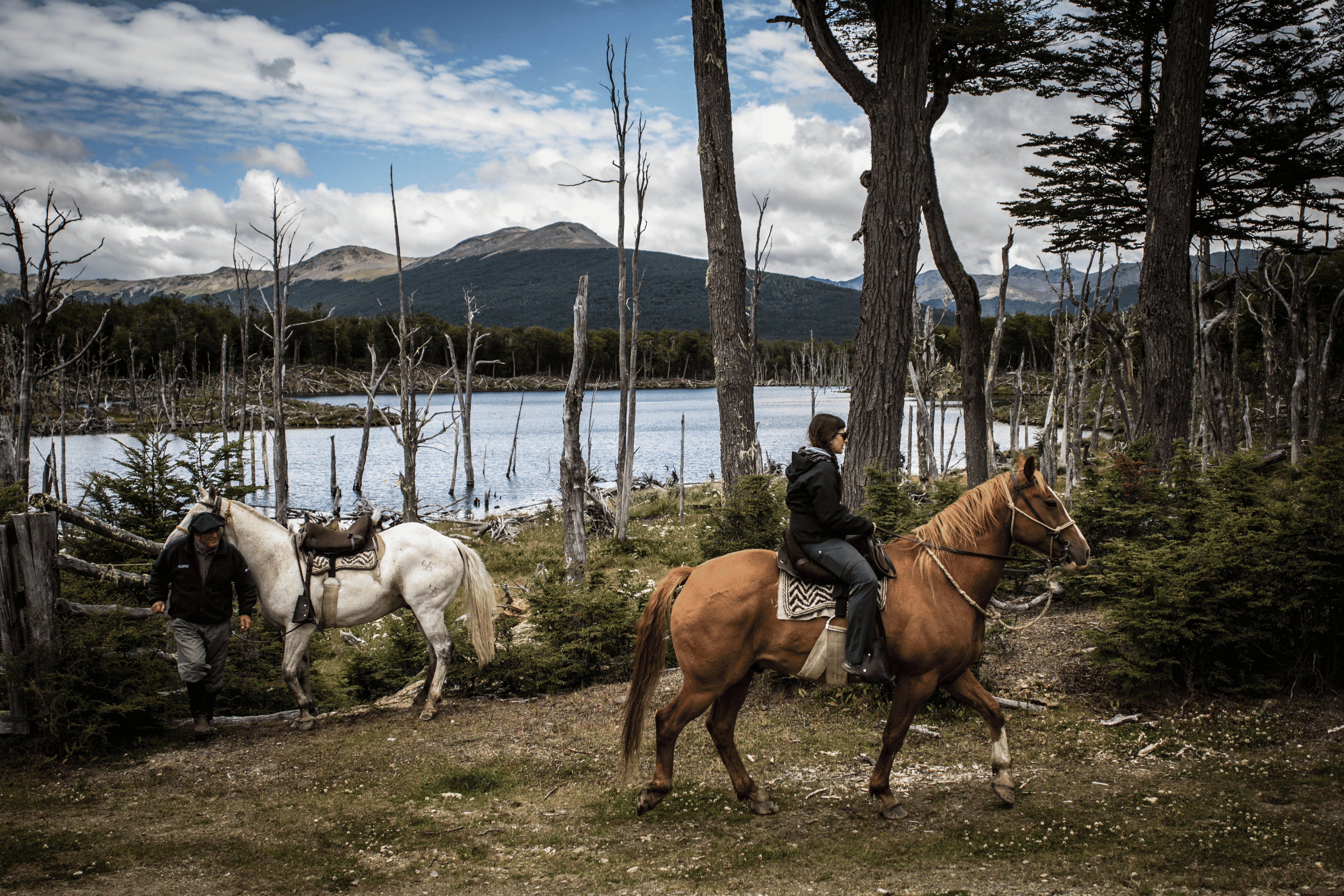 CABALGATA EN LAGO ESCONDIDO